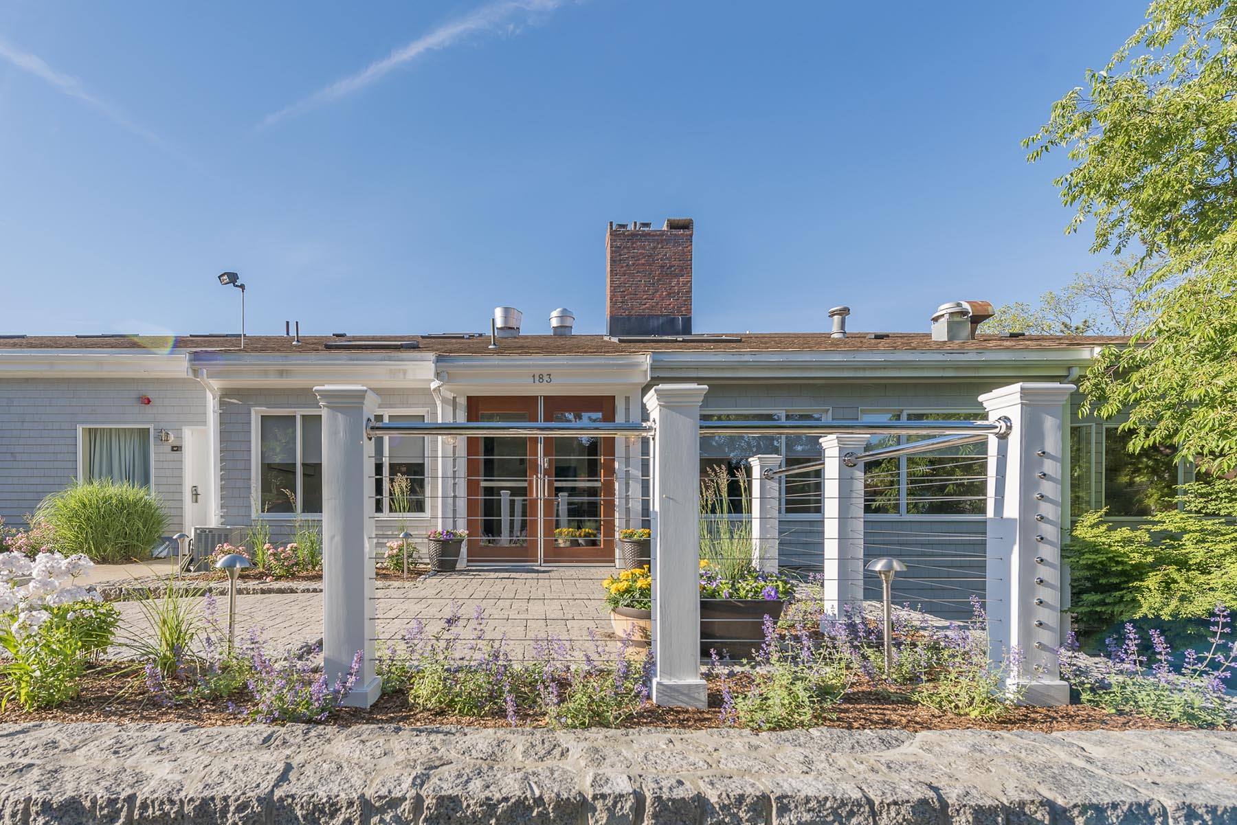 Rockport Inn & Suites Outdoor Entrance and Garden