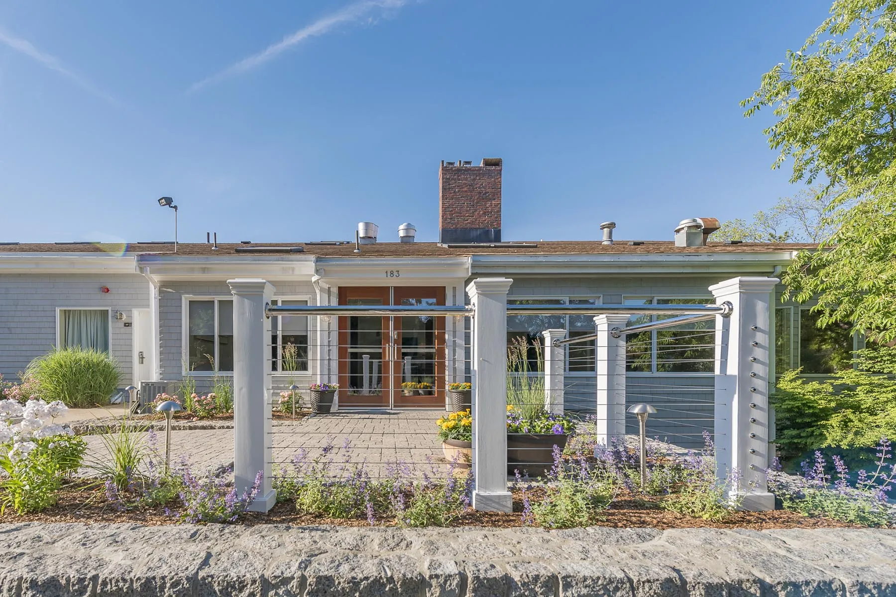 Rockport Inn & Suites Outdoor Entrance and Garden